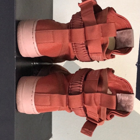 Wmns Size 10, barely worn. original box & paper. - Picture 4 of 4